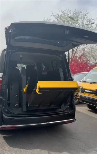 Platformă compactă de ridicare a scaunului cu rotile montată pe lateral